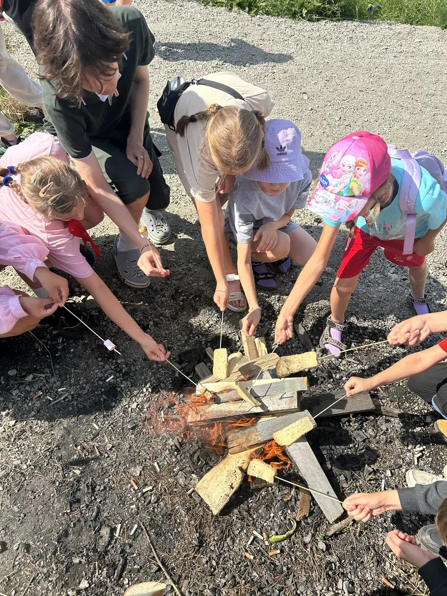 РАДУЕМСЯ КАЖДОМУ ДНЮ!🏕️☀️

🌞Наши ребята из лагеря «Дружба» отправились в маленькое, но очень душев