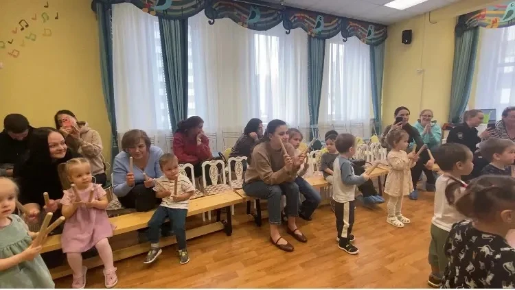 🍀 В ясельной группе «Клевер» прошла «ЭКОнеделя»! 🍀  Вместе с воспитателем и, конечно, при активной п
