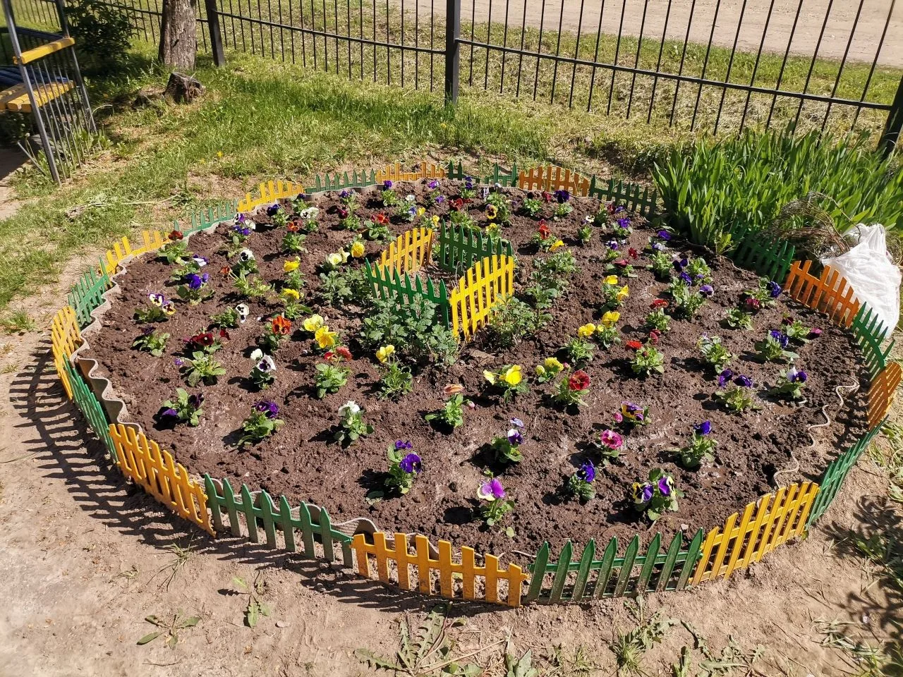 ✨Цветущий уголок: совместная работа ради красоты  🏡🌼🌱🌷Ежегодно территория Никольского психоневрологи