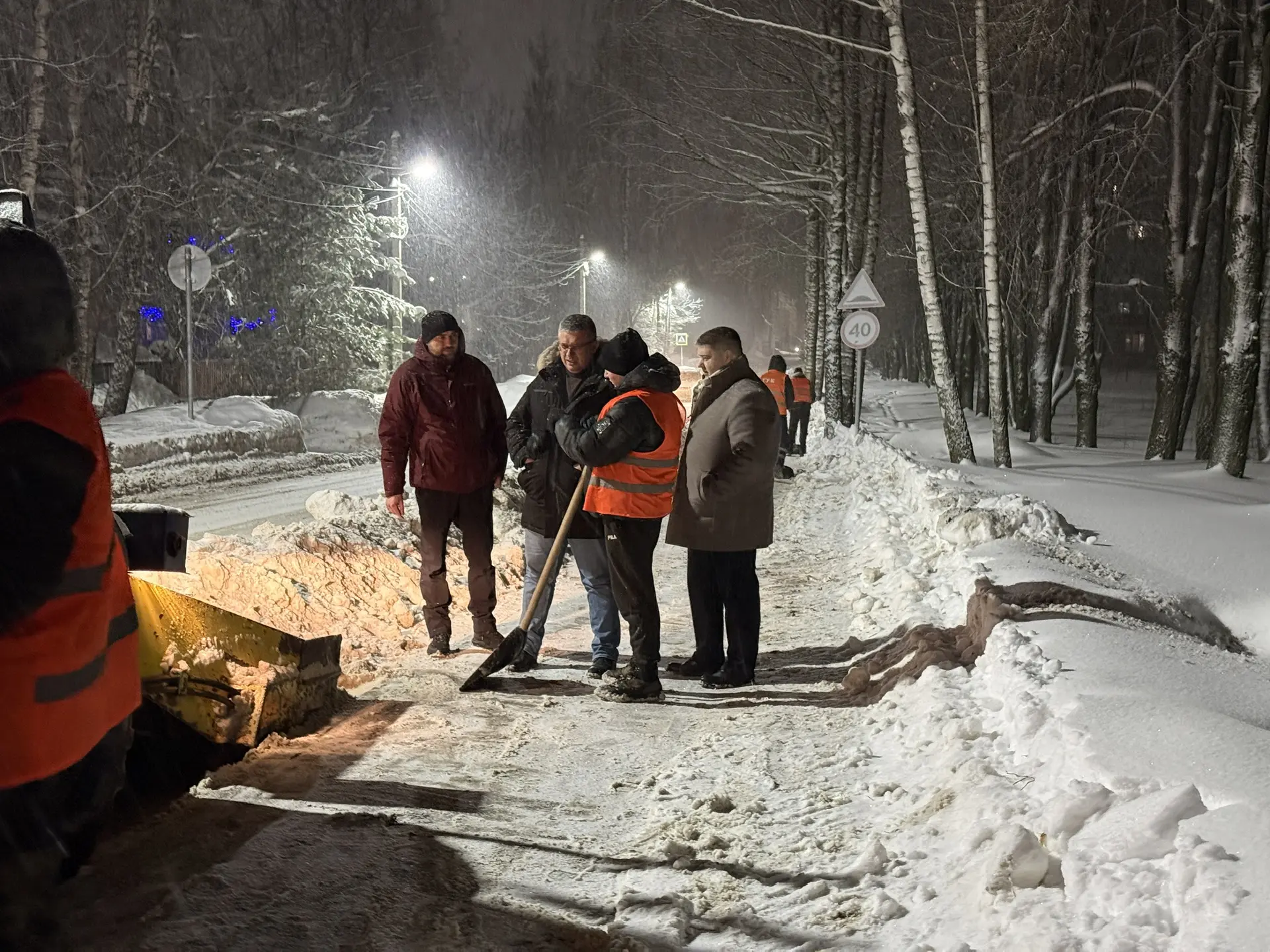 Провожу ночной объезд — моя очередь по нашему графику дежурств. Погода остается нестабильной: потепл