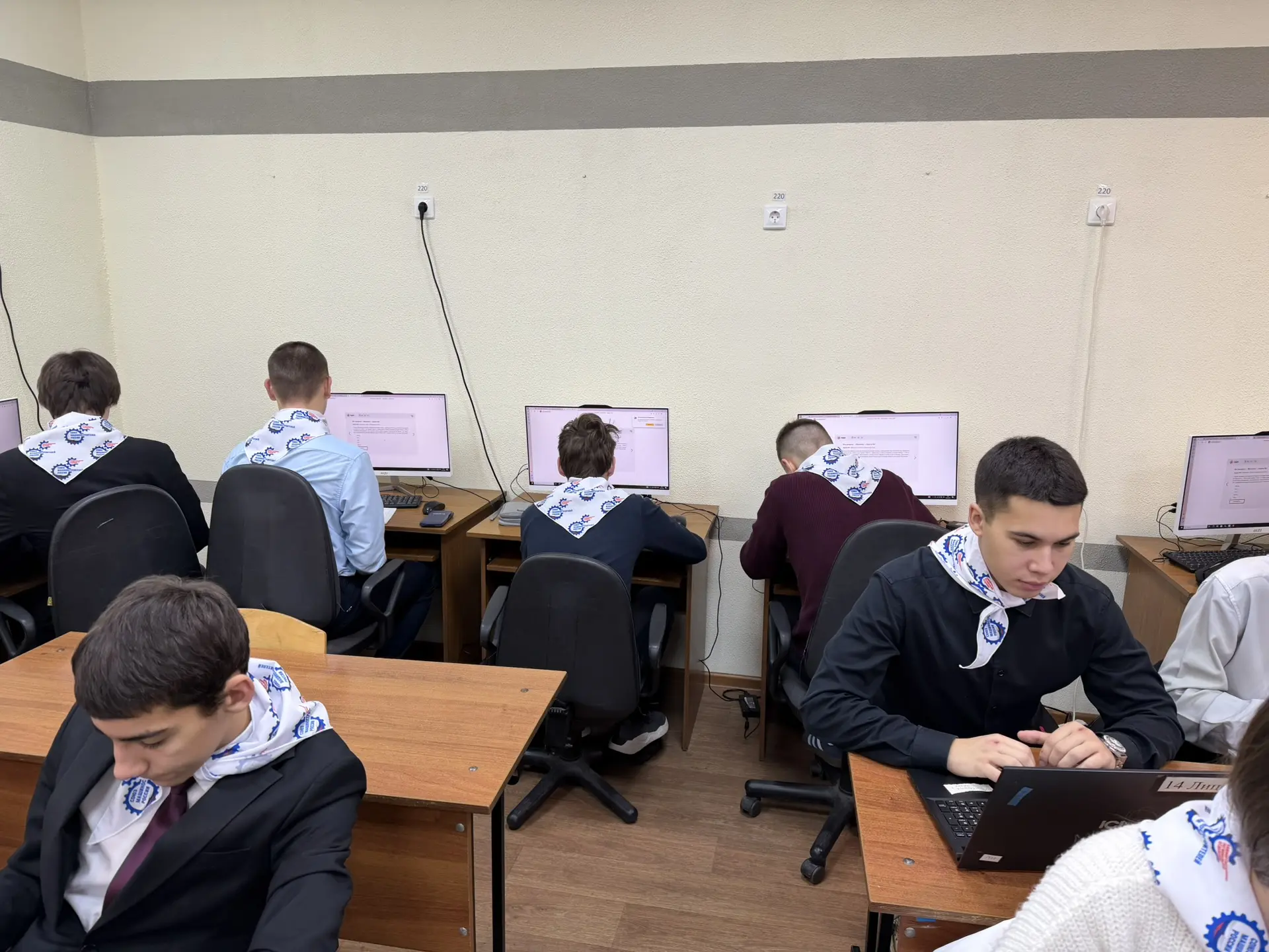 Сегодня учащиеся 8а, 10а и 11а приняли участие в онлайн чемпионате по физике «Построй карьеру в ОДК-