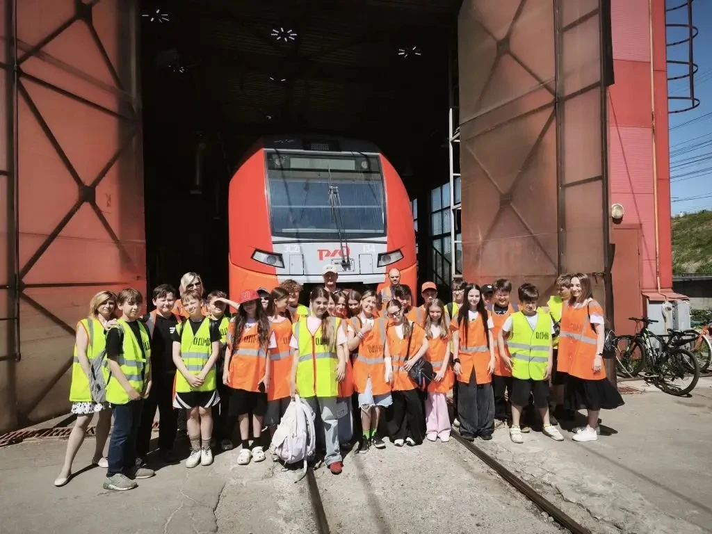 🚆5 «В» класс познакомился с миром железных дорог 🚆  🟢Ученики 5 «В» смогли приобщиться к миру железно