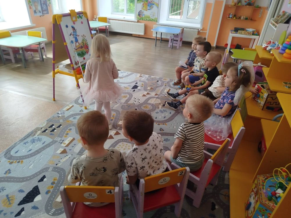 Занятие по развитию речи в ясельной группе "Малышарики" проходило по стихотворению А. Б...