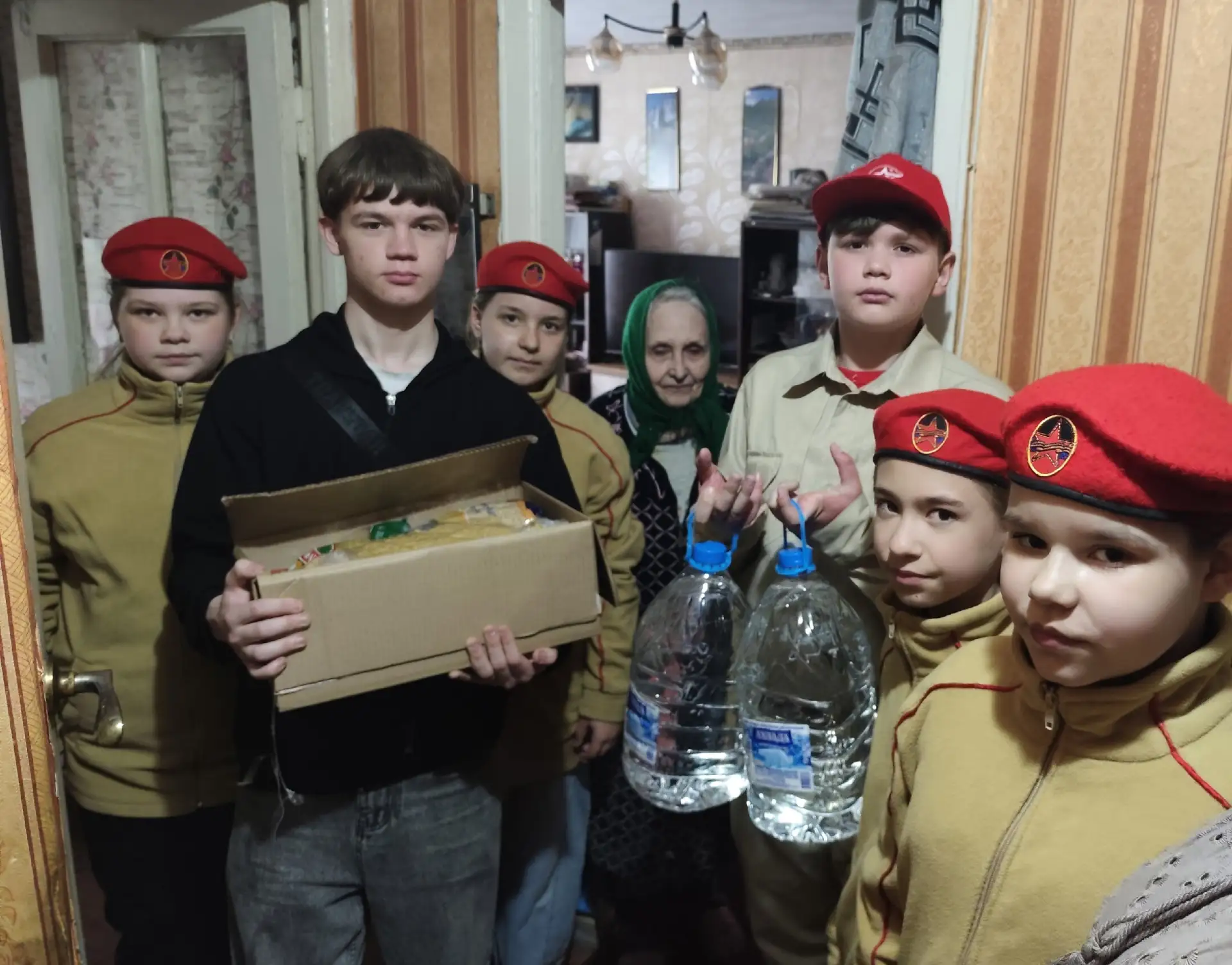 Добрые дела в действии: юнармейцы и школьники  поддержали старшее поколение.