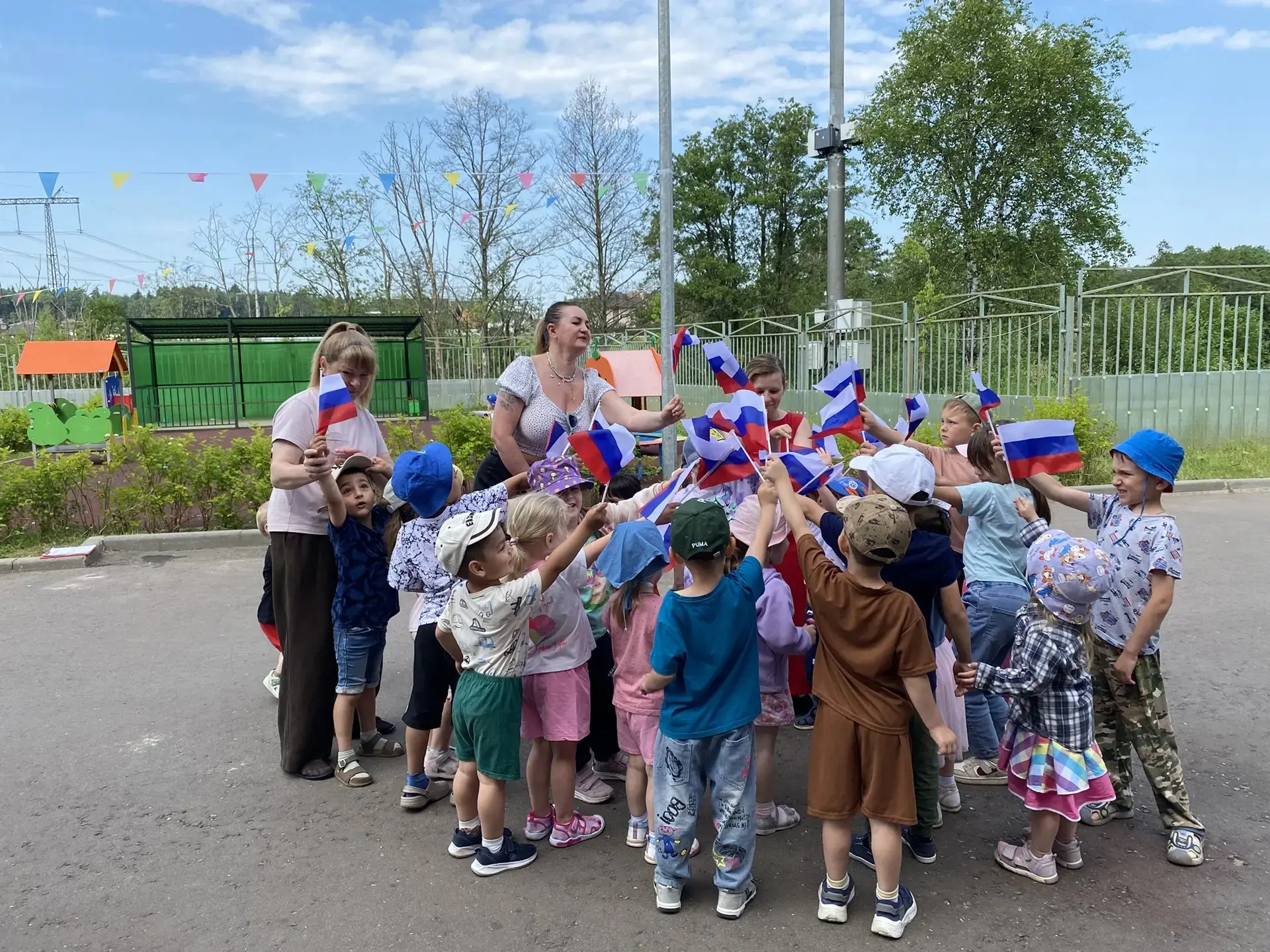 12 июня наша страна отмечает День России! 🇷🇺
Накануне праздника в нашем саду прошли тематические м