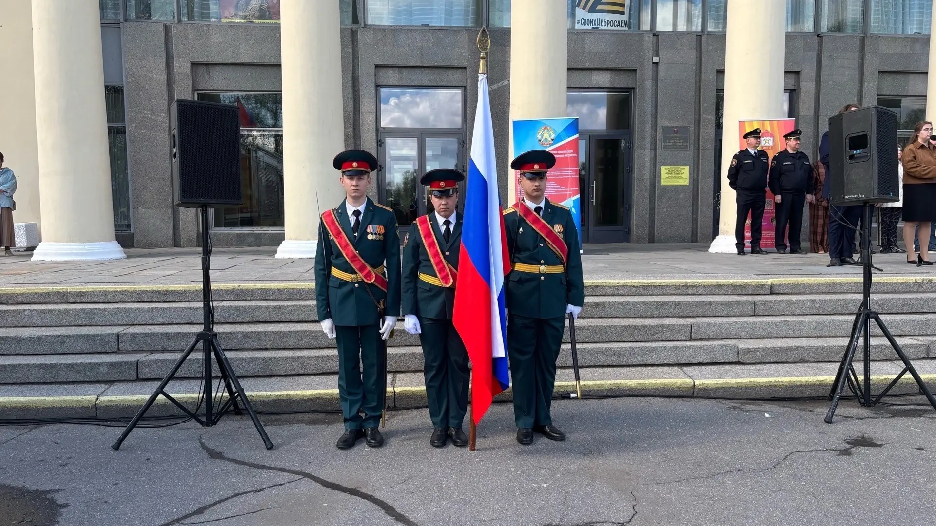 🗓 5 мая у КДЦ «Ижорский» прошла торжественная линейка, посвященная Году единства народов России и ст