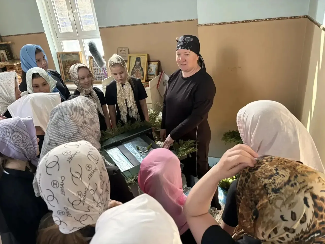 Уроки флористики для юных благородных девиц продолжаются.  Сегодня для учениц 5 "А" класса, учащихся