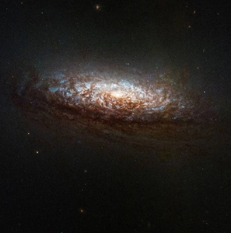 🌌 Это снимок галактики NGC 1546, которая расположена примерно в 50 миллионах световых ...