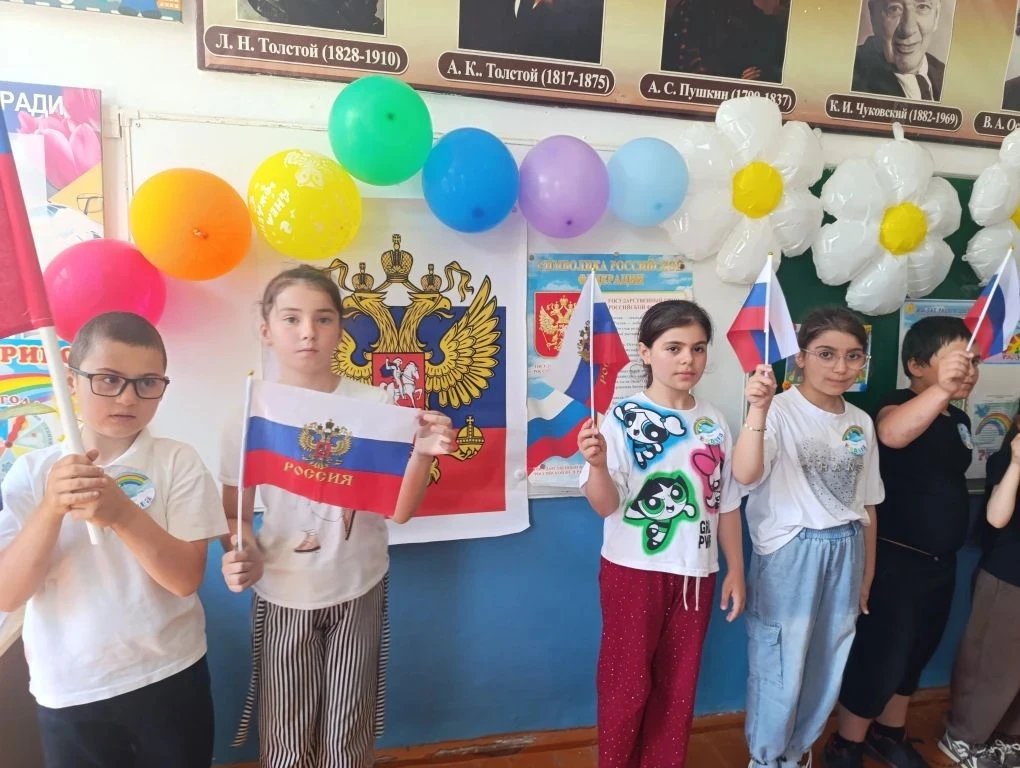 Занятие, посвящённое ко Дню России в пришкольном лагере "Дружба".