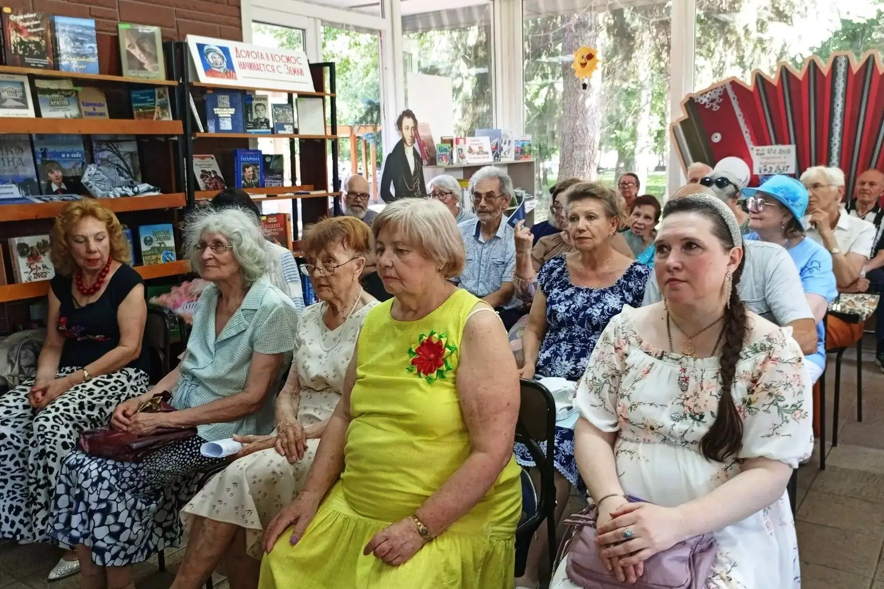 💗В читальном зале сада «Липки» прошел литературно-музыкальный вечер под названием «Вен...