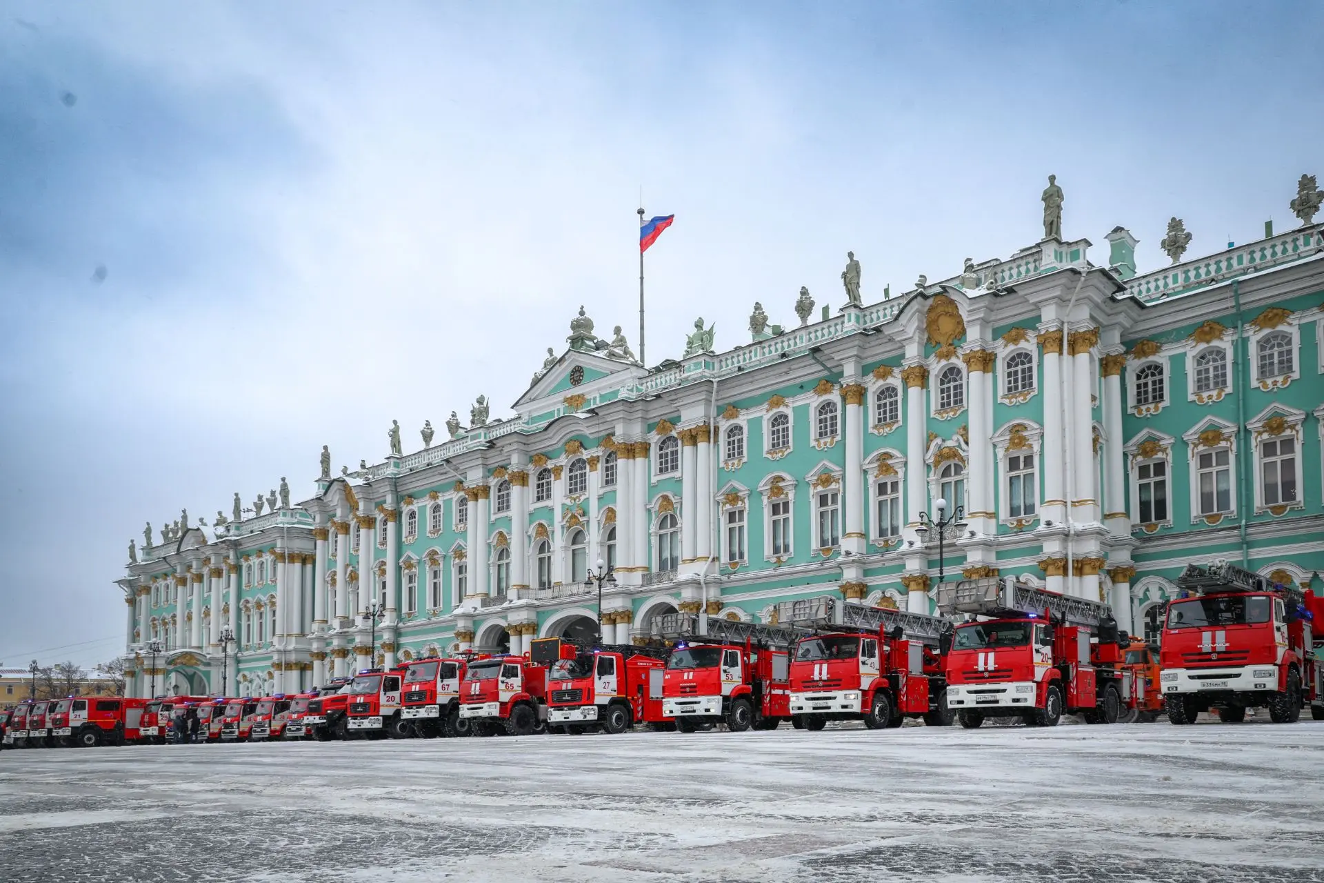 МЧС Санкт-Петербурга делится фотографиями с церемонии передачи пожарно-спасательной техники личному 