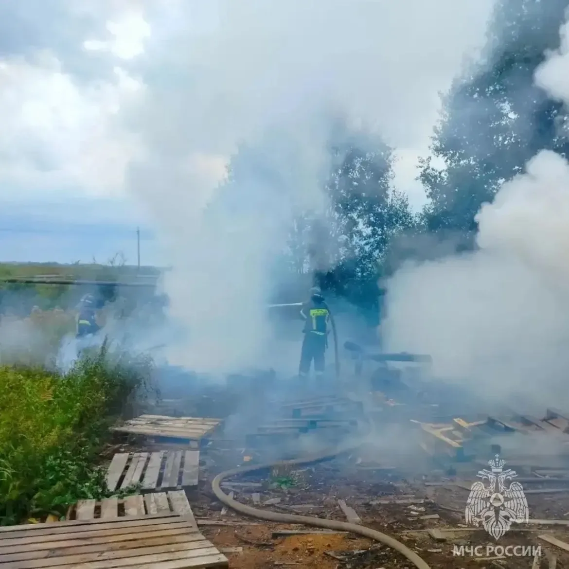🚒 МЧС: «В деревне Острые Луки Старорусского округа произошло возгорание двух хозяйстве...
