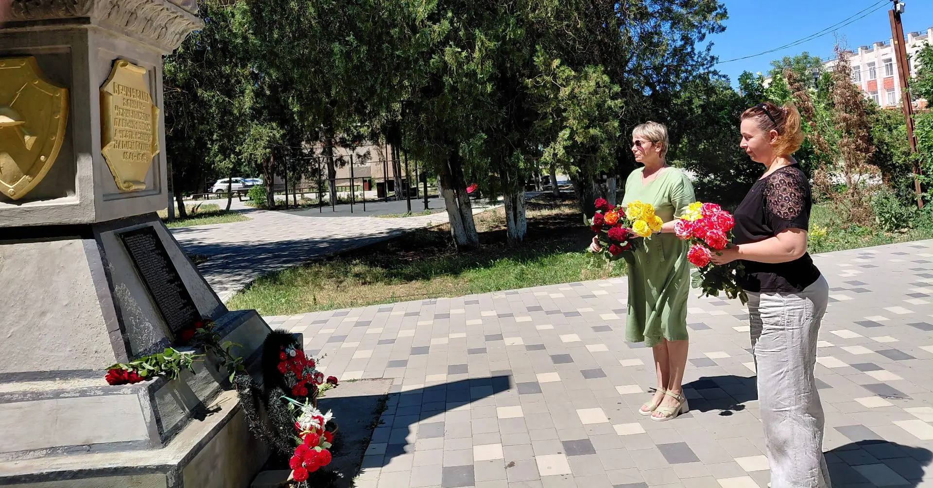 Акция «Монументы мужества и славы»
 
 
Сотрудники Чернышевского сельского Дома культуры провели акци