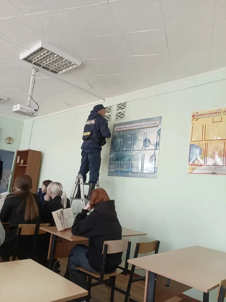 Городские спасатели вытащили застрявшего котенка из вентиляции
