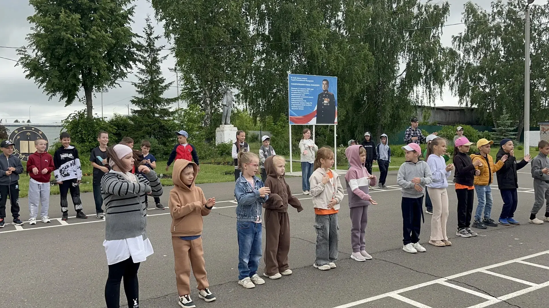 🌞 День в нашем школьном лагере начался бодро и весело — с утренней зарядки!Зарядка зар...