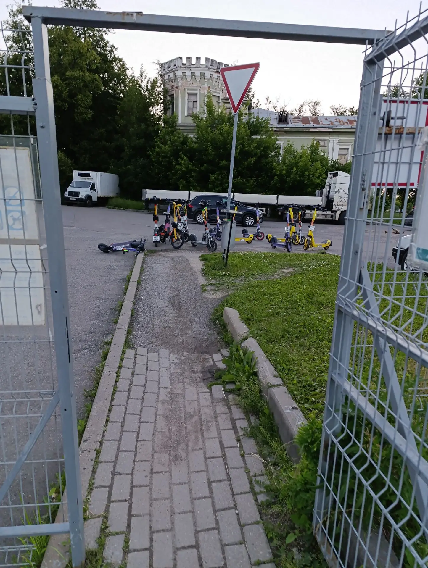 Это новые стоянки для самокатов ?! Достали уже , все тротуары в городе заблокированы эт...