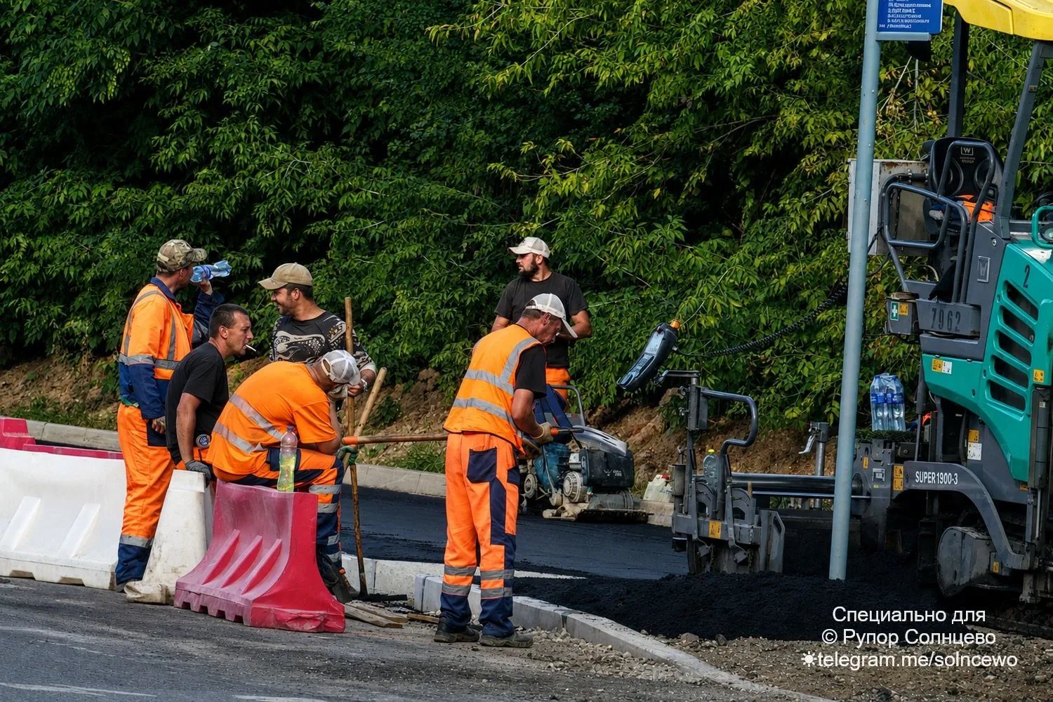 Работники баблоустройства на Волынской