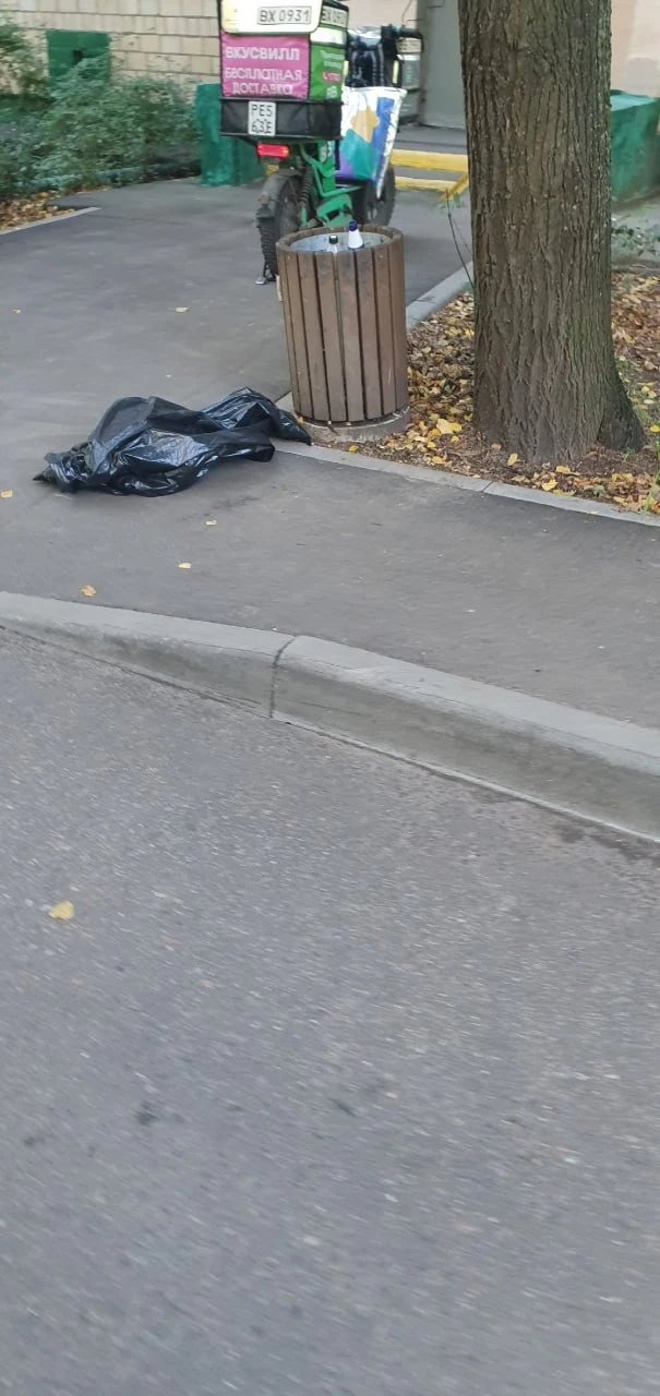 На территории Кронштадтского бульвара, 43к1, как оказалось, вот такая "грязная" обстано...