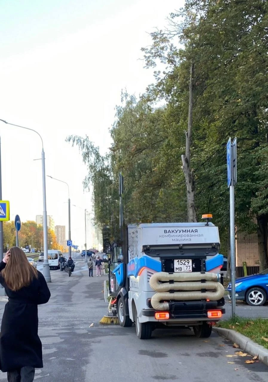 🍂 На Чертановской улице тротуары убирают с помощью специальной техники - листья собира...