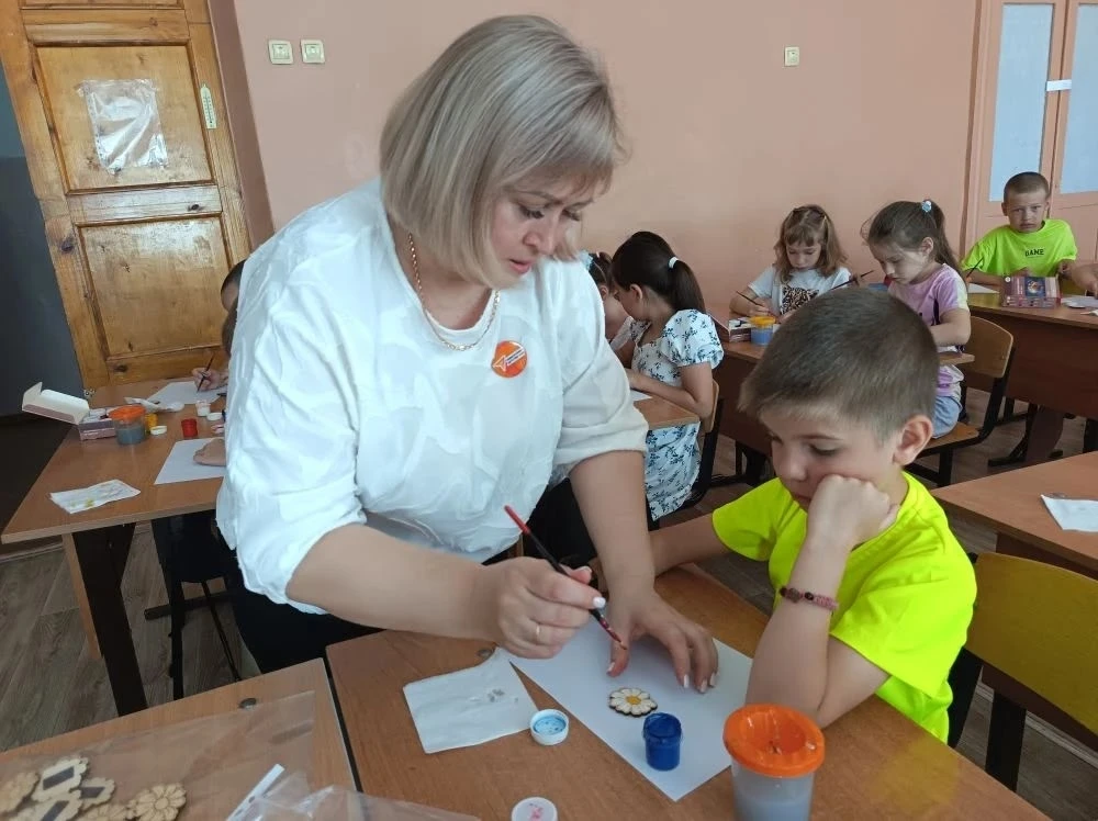 ДЕНЬ РОССИИ🤍💙❤

🇷🇺Накануне Дня России в пришкольном лагере «Романтики» МОУ СШ №3  прошли яркие м