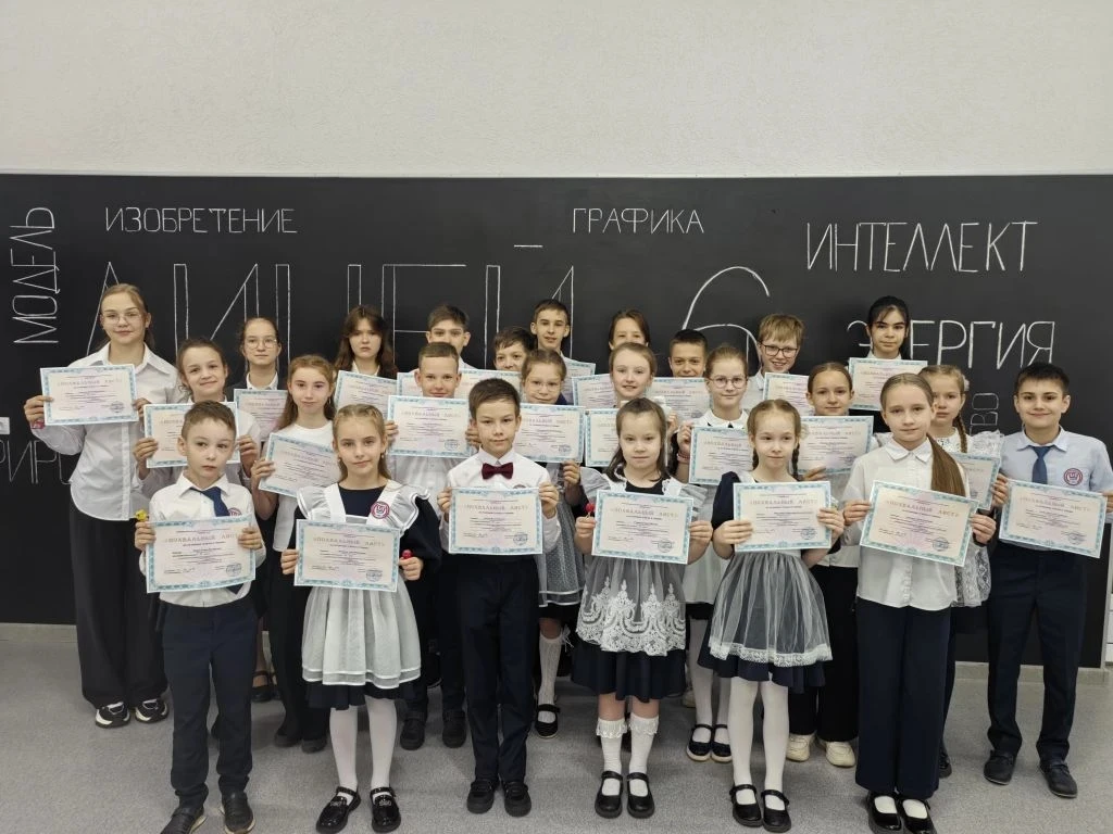 🎓 Сегодня в нашей школе прошла торжественная линейка, посвящённая завершению учебного года.

В нача