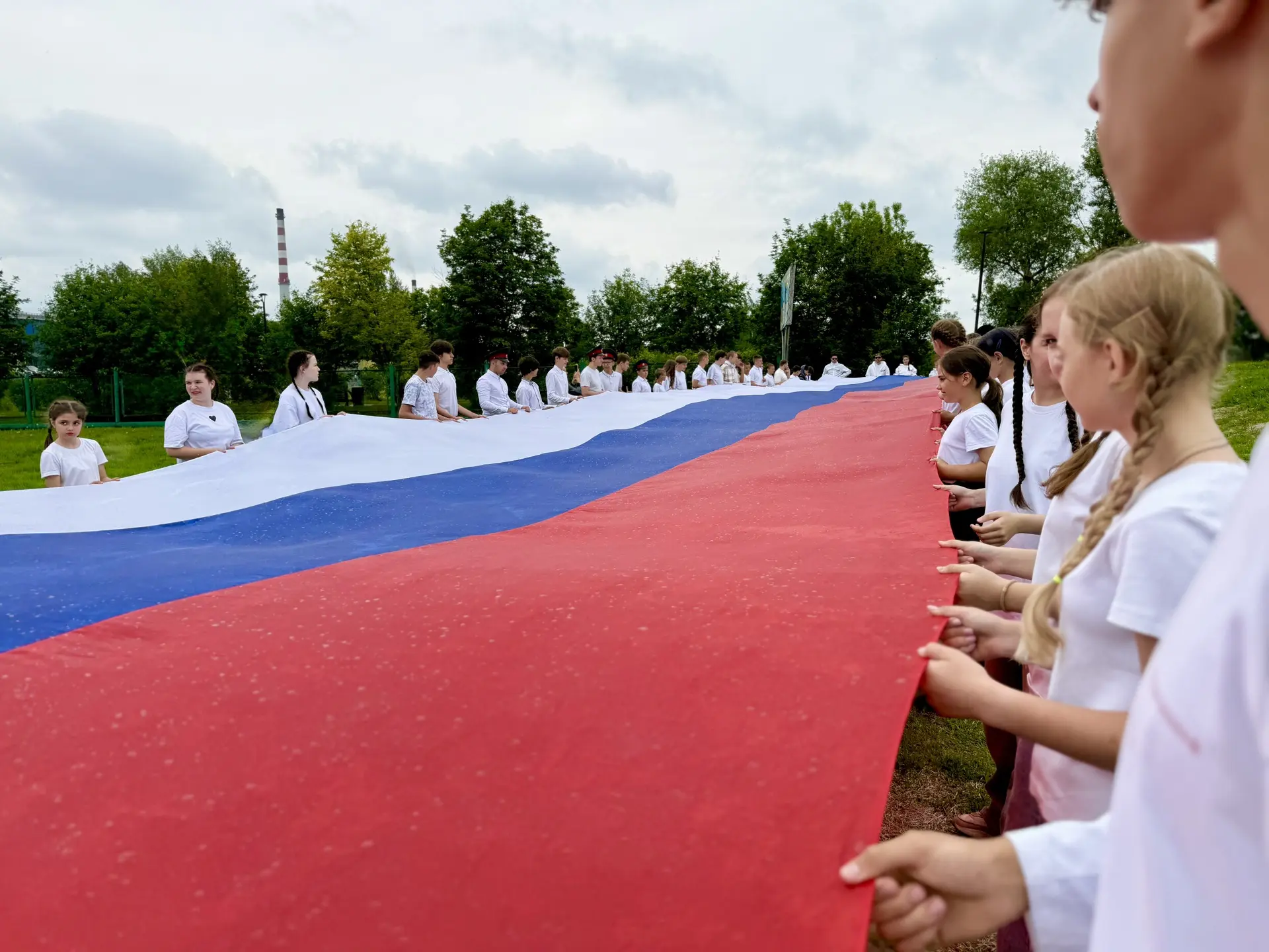 Сегодня, в День России, в Анжеро-Судженске проходят праздничные мероприятия.

В Центральном парке дл