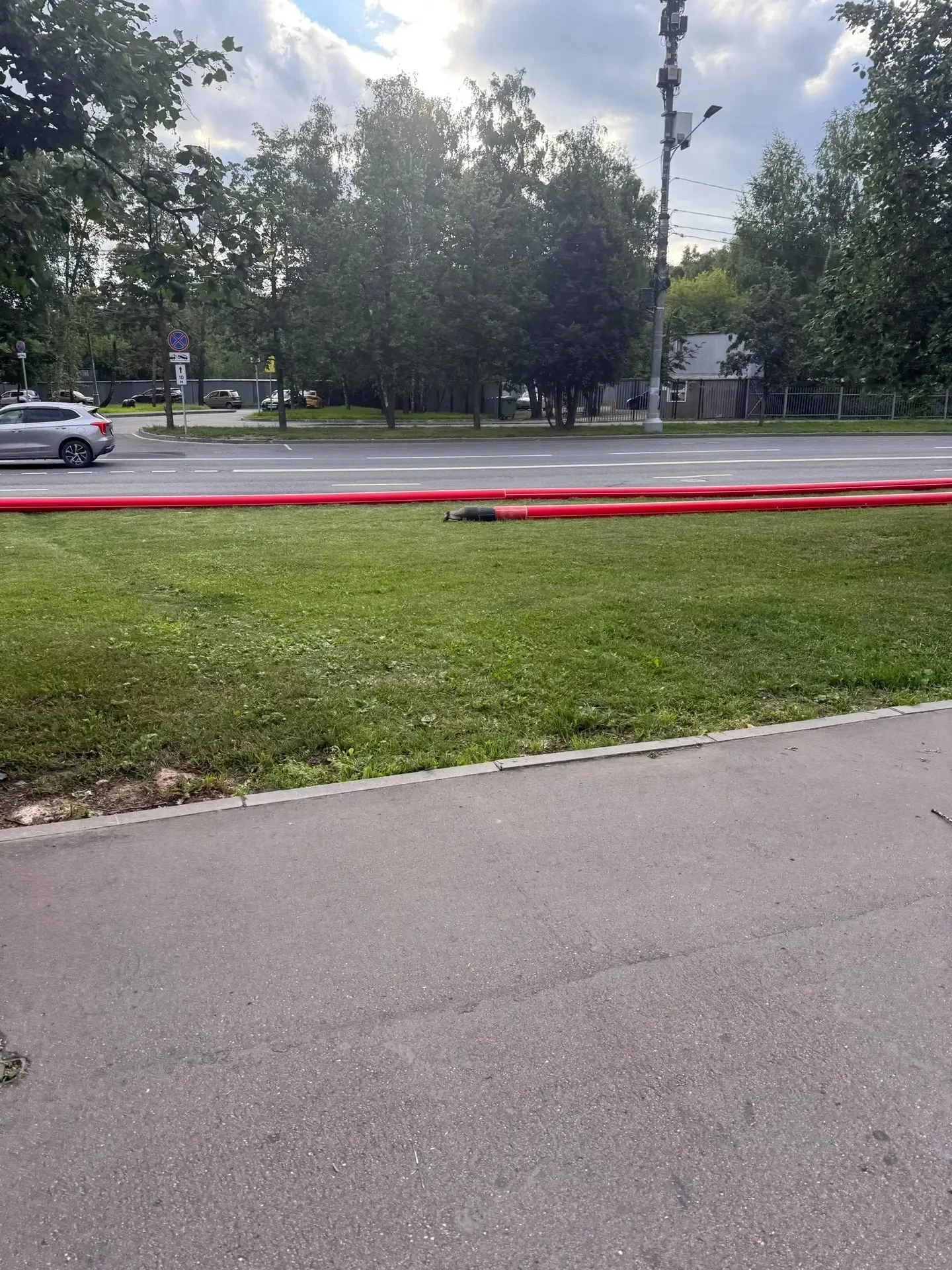 🚧 В Жулебино вдоль Привольной у Берёзовой рощи появились красные трубы