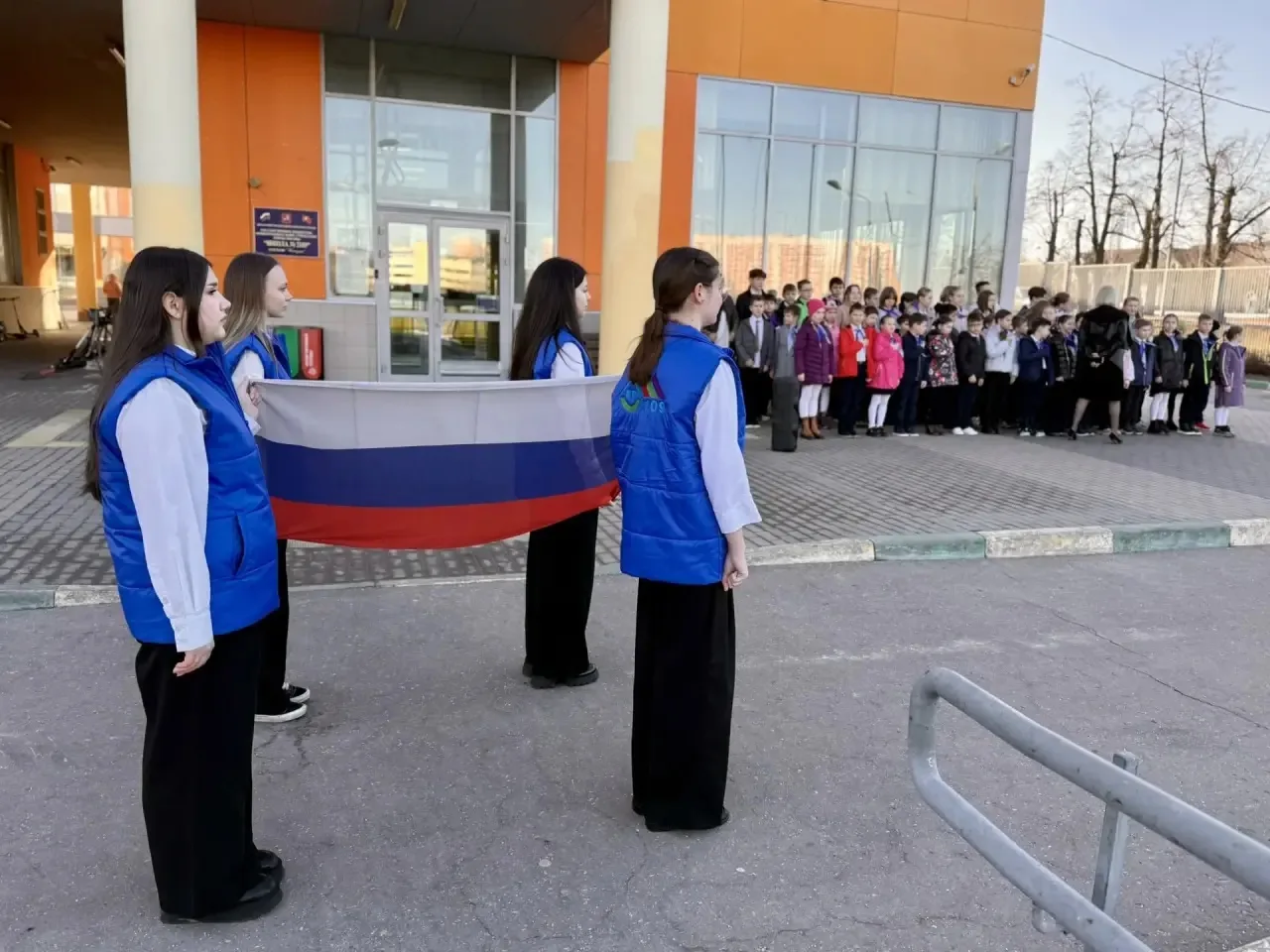 🇷🇺 Равнение на флаг!  Начинаем новую рабочую неделю с торжественной церемонии выноса Государственног