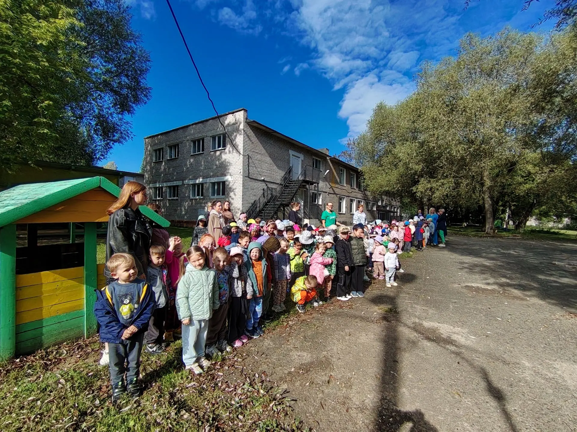 Вчера в детском саду был насыщенный день. Воспитанники, сотрудники  и представители охр...