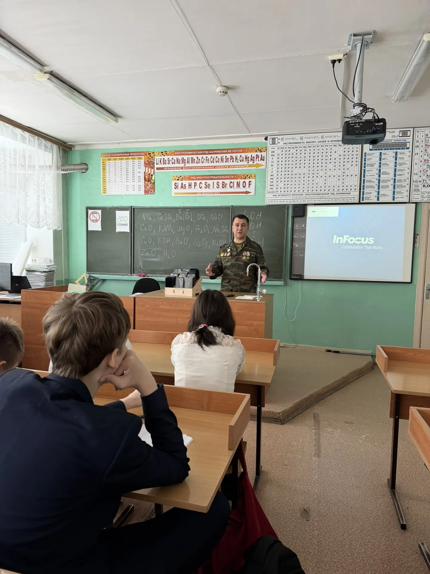 Урок мужества о самом главном из первых уст 🇷🇺  🪖В 8 «В» классе прошел важный и значимый «Урок мужес