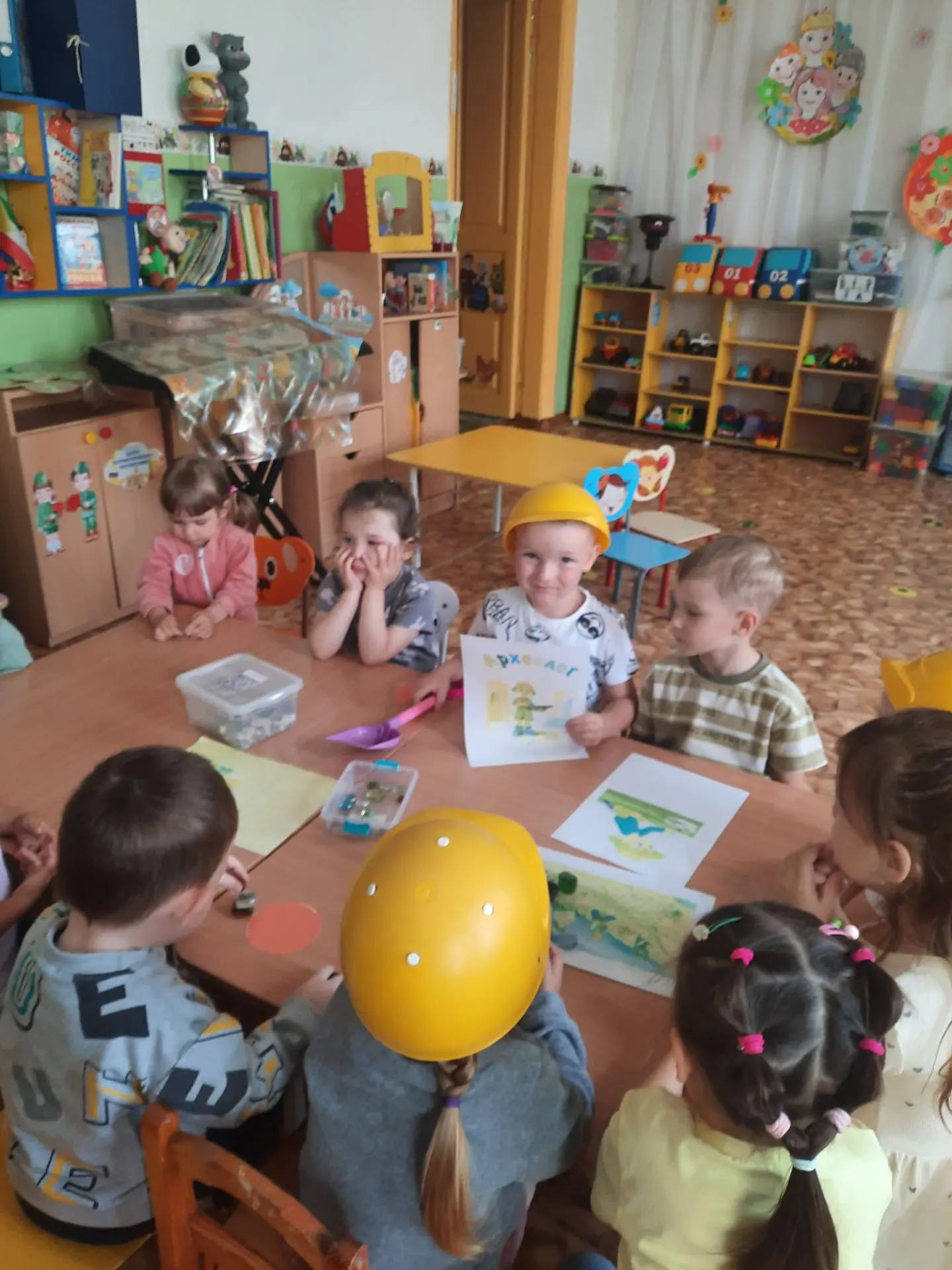 Сегодня в группе "Звездочки", "Гномики", "Пчёлки" прошло занятие на тему: " Профессия а...