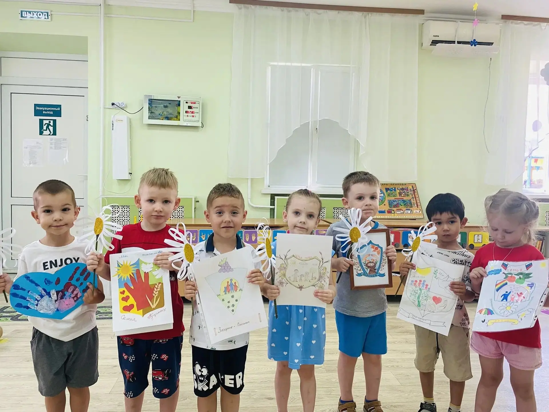 А еще воспитанники группы «Пчелки» вместе с родителями изготовили герб своей семьи. Это мероприятие 