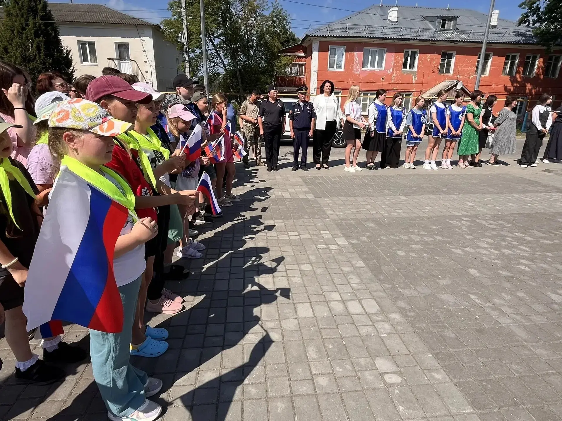 🇷🇺В преддверии Дня России на мемориале Славы поселка Шилово собрались жители поселка, школьники и 
