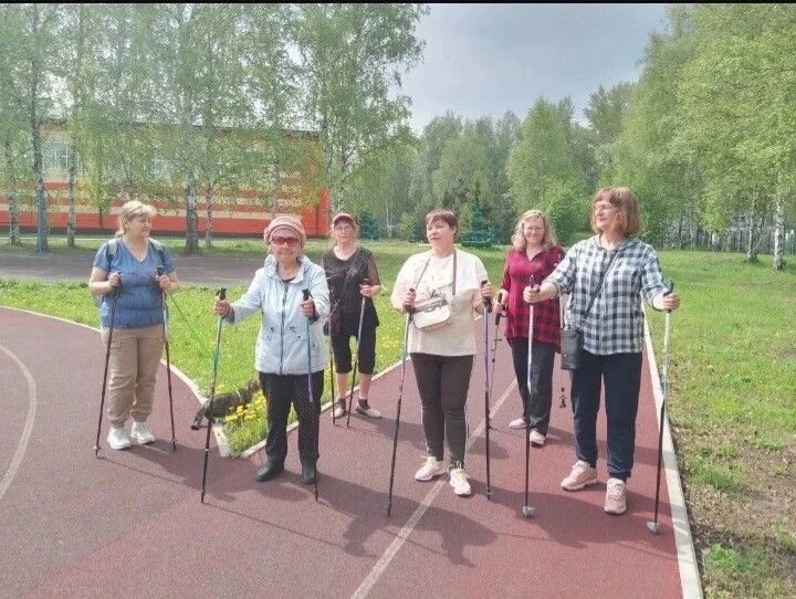 Занятие скандинавской ходьбой в клубе «Скороход»