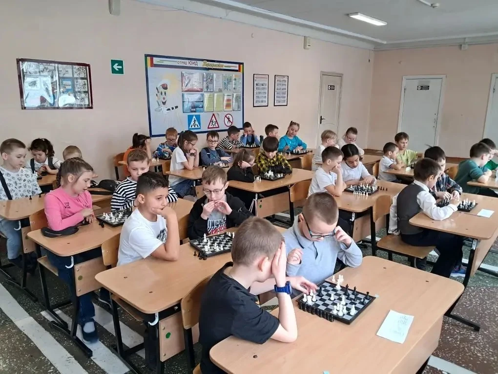 Доброе утро ☀️   ♟️ Шахматный турнир среди 1–2 классов: первые победы!  Вчера в нашей школе прошёл з
