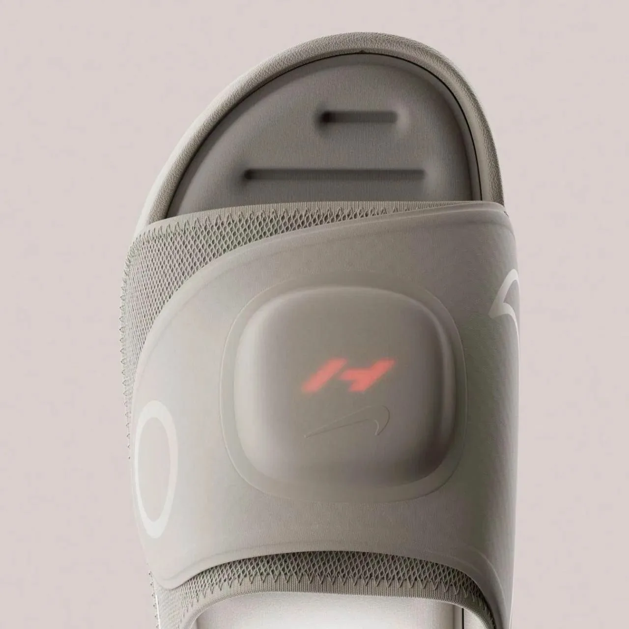 Nike выпустили «умные» тапки Air Zoom Hyperslide — они разогревают и разминают стопы после тренирово