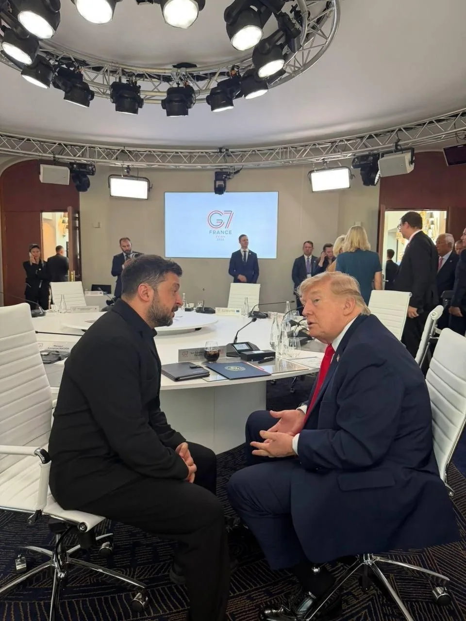 Зеленский встретился с Трампом на полях саммита G7.

МAX|Наш сайт
