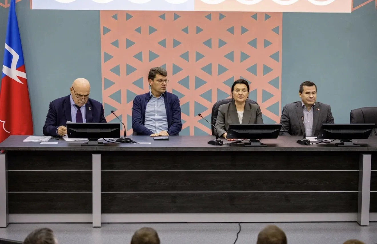 Вместе с главой Лобни Анной Кротовой принял участие в первом Совете депутатов девятого ...
