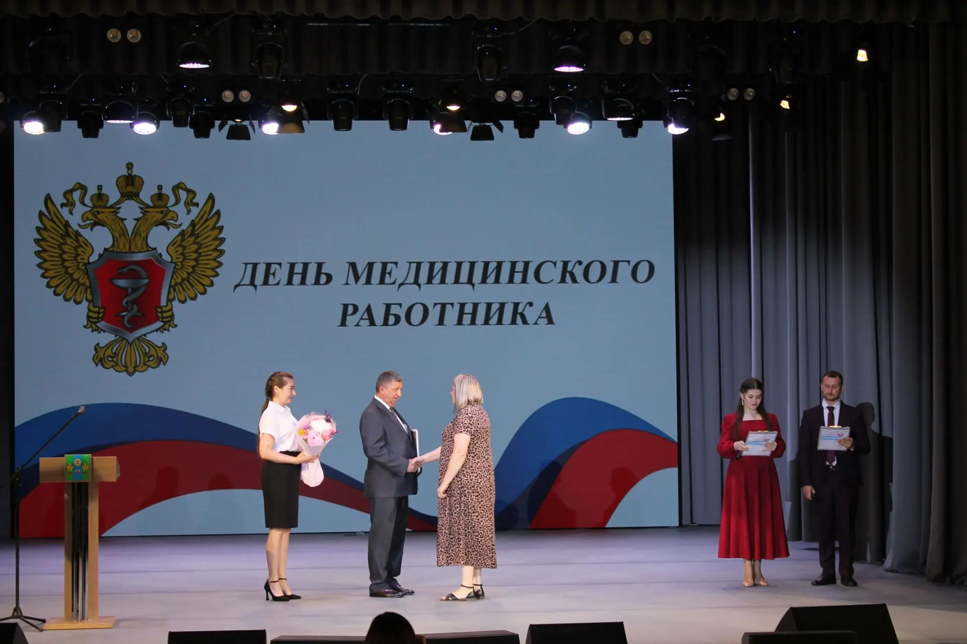19 июня состоялось праздничное мероприятие «Люди в белых халатах, низко вам поклониться хочу», посвя