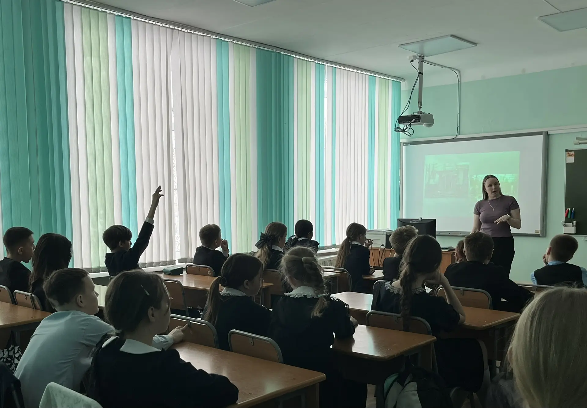 📚 Память, которая объединяет поколения 🌍   В нашей школе прошли уроки, посвящённые 40-й годовщине ка