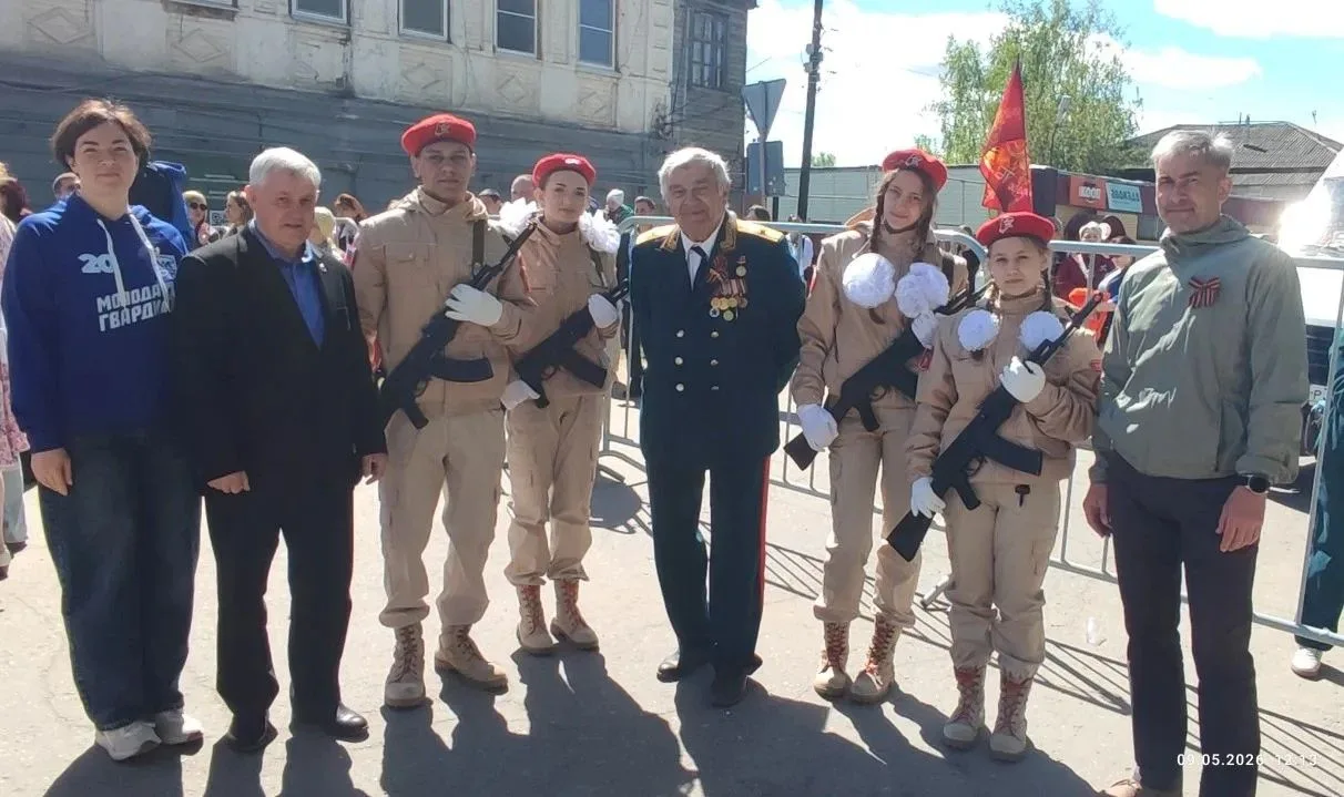 🇷🇺 Живая память о Победе. 9 мая, юнармейский отряд нашей школы принял участие в торже...