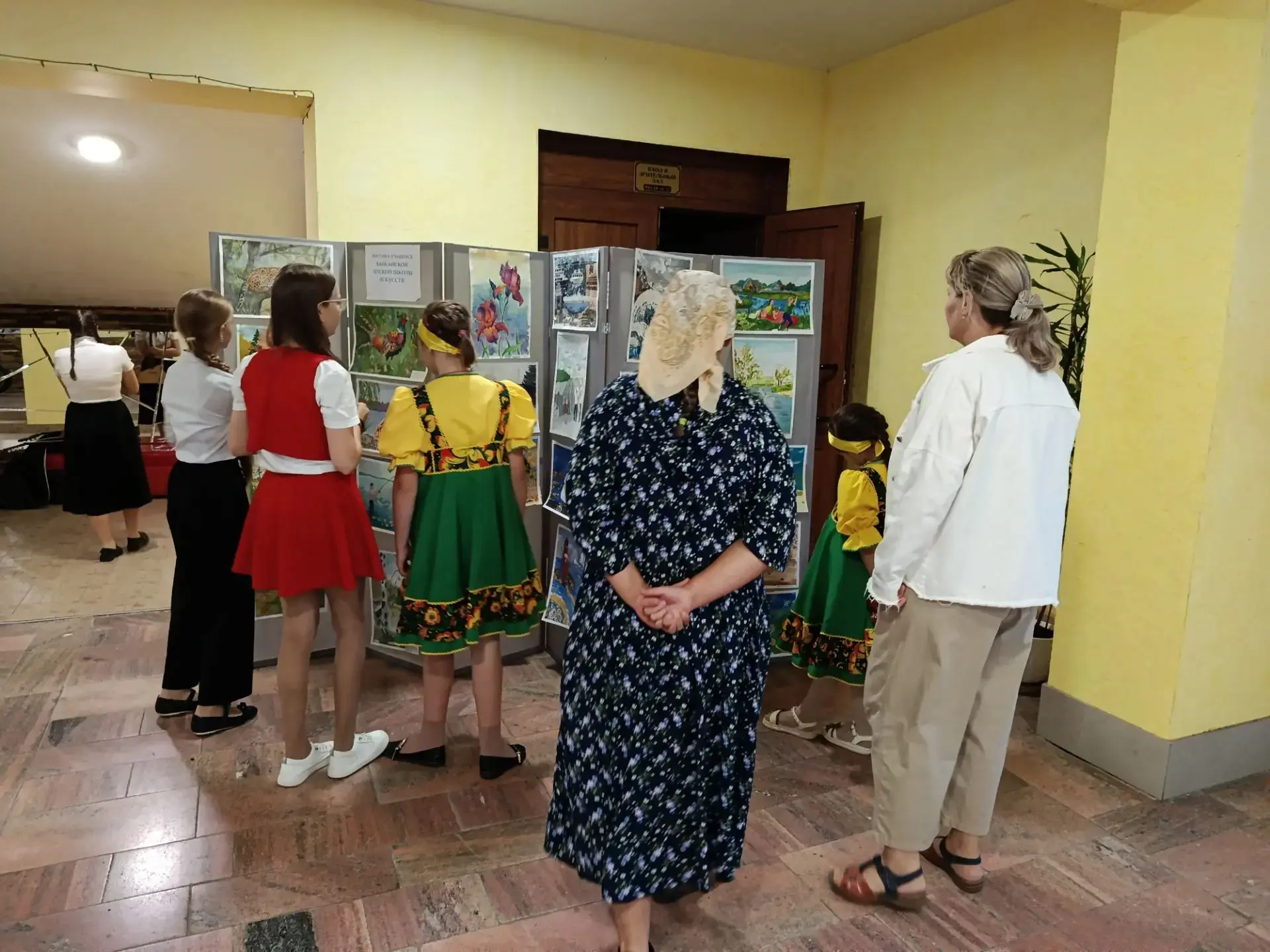 🎨В рамках празднования столетия Ханкайского района состоялась выставка рисунка «Грани творчества», 