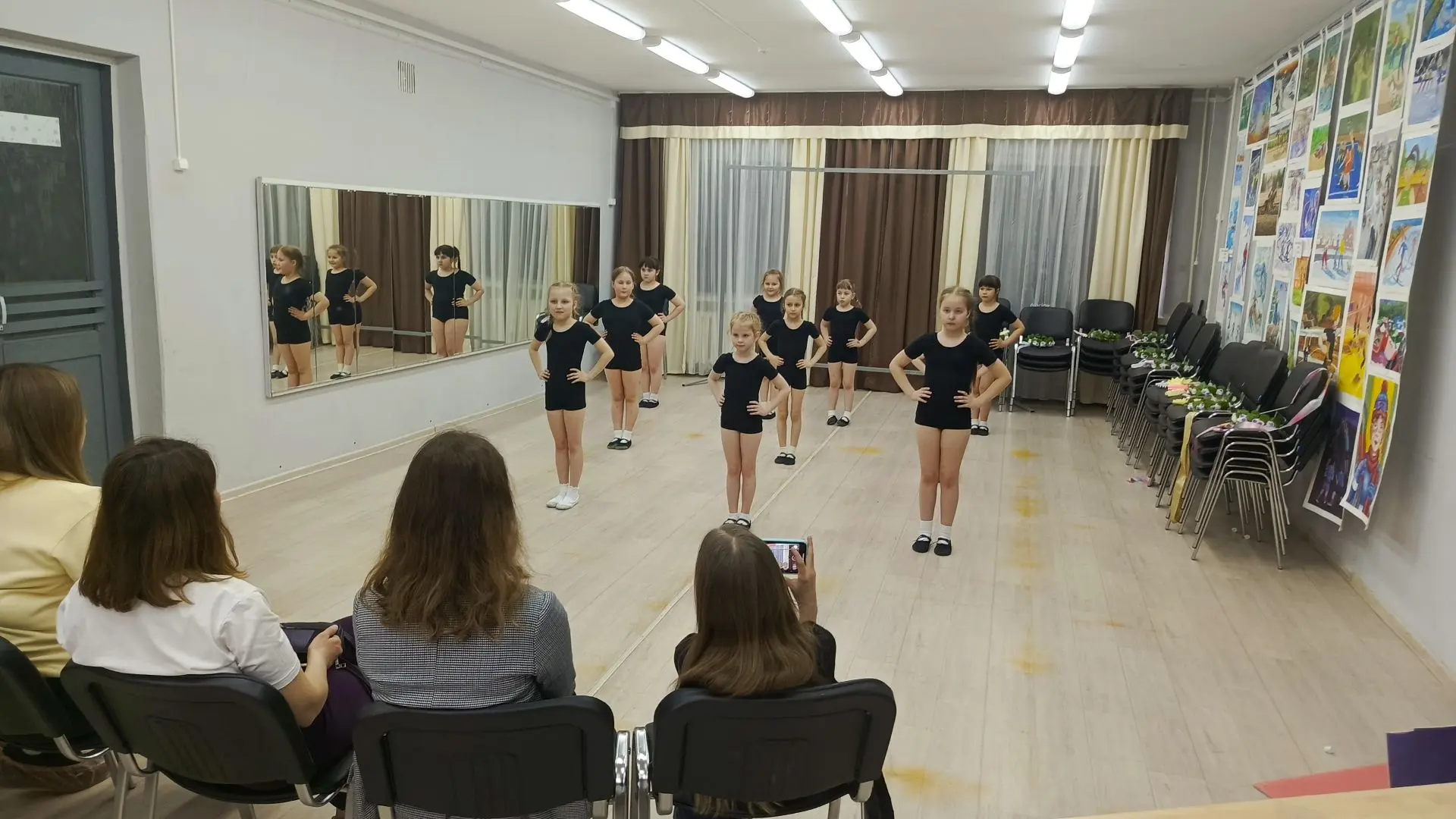 Сегодня прошел открытый урок по ритмике и танцу в 1 классе  (преподаватель Копысова Е. ...