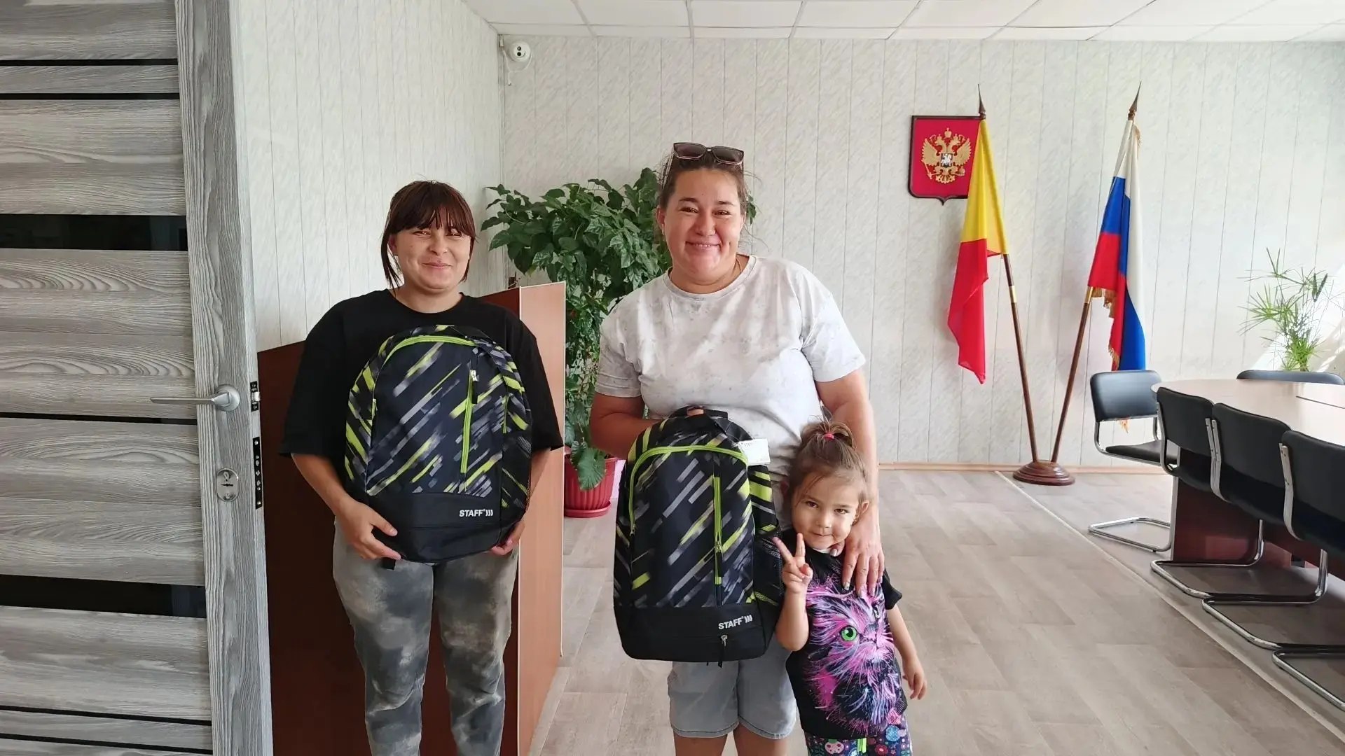 🎒 Более 40 первоклассников Тунгокоченского округа получили рюкзаки с канцелярией в рам...