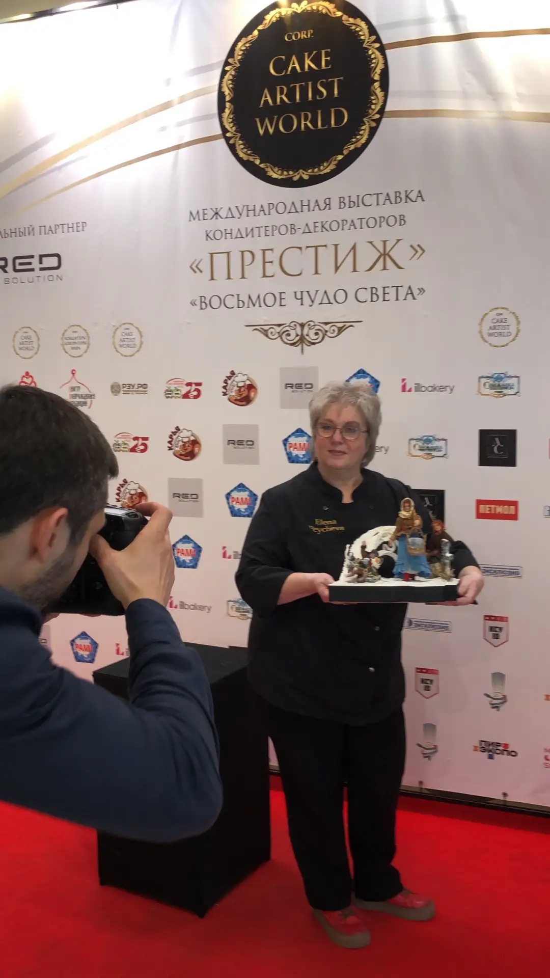 🏆 Озерские кондитеры покорили мир: Елена Пейчева стала чемпионкой в Москве, а Каролина Миролюбова сп