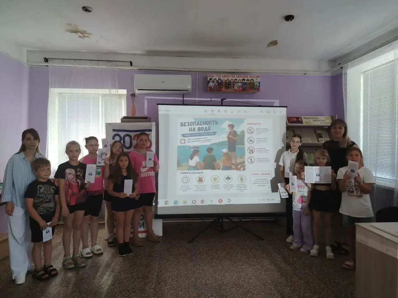 17 июня работа досуговой площадки «Лукоморье» Старолеушковского СКЦ началась с посещения библиотеки,