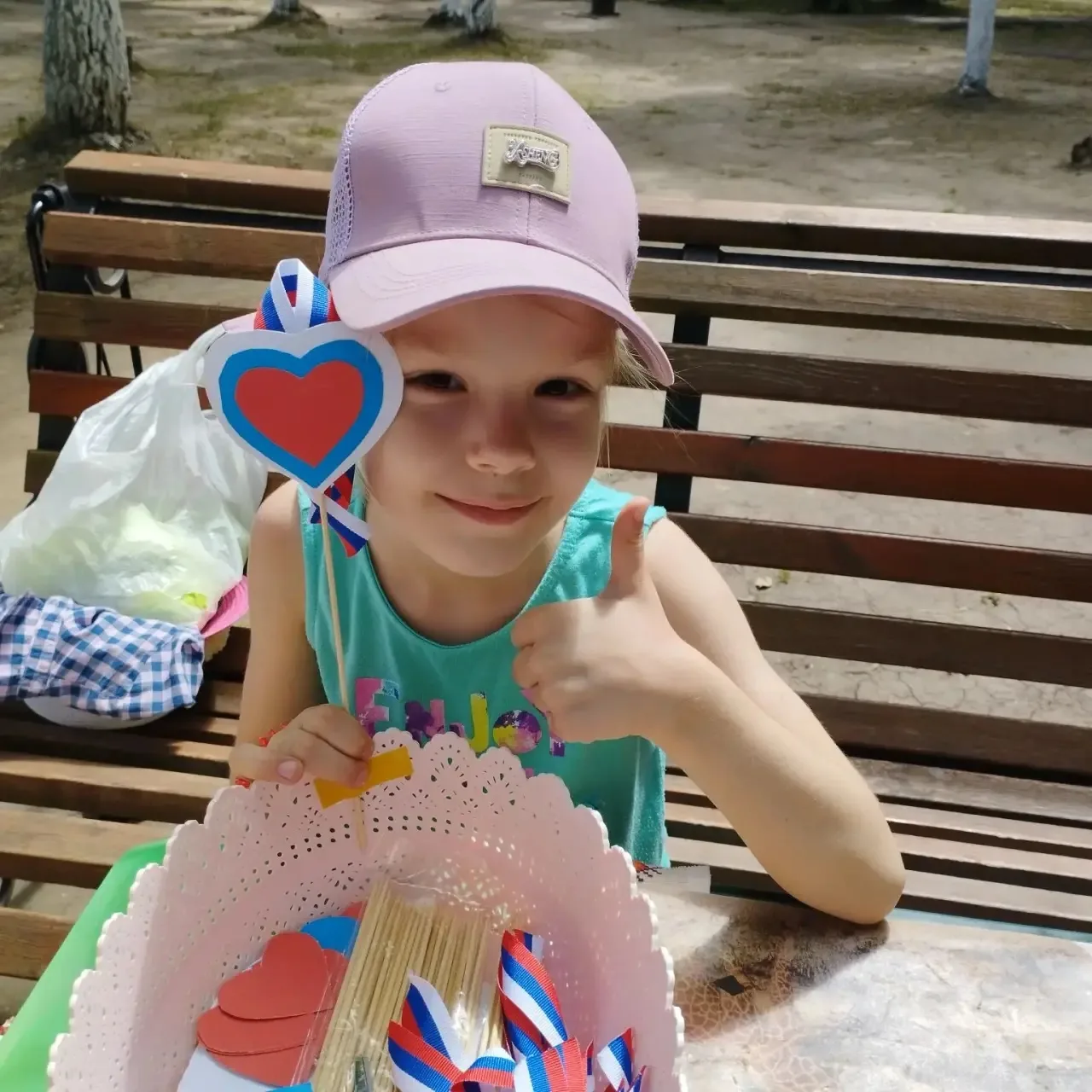 💙❤️🤍 В эти выходные наши юные гости в творческой мастерской создавали трогательную аппликацию, пос