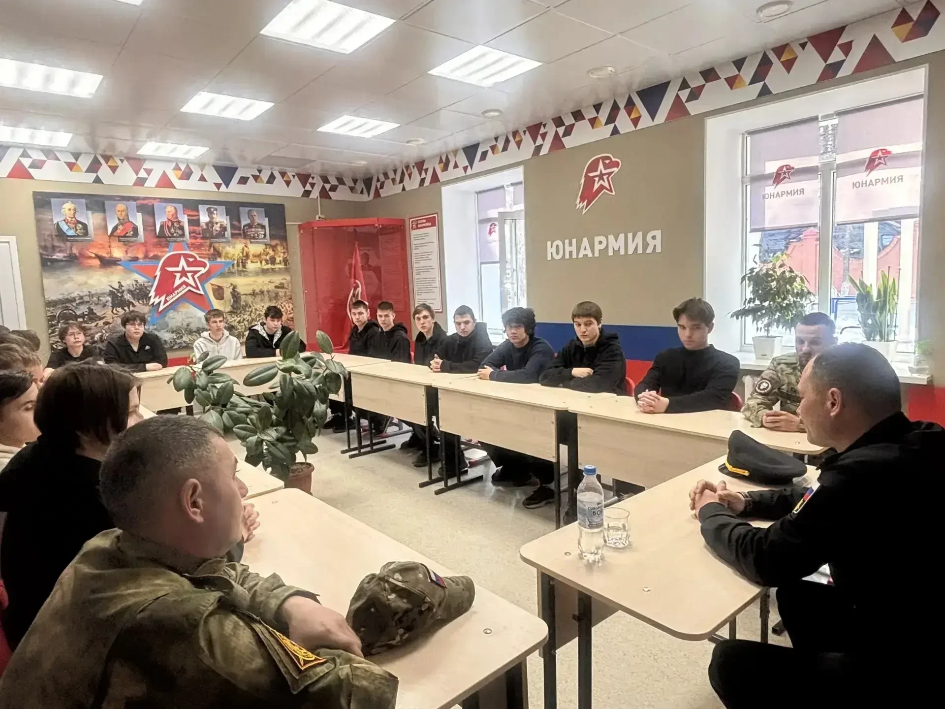 Итоги недели ✅  Отправили 39-й гуманитарный конвой. Больше десятка длинномеров с техникой, строймате