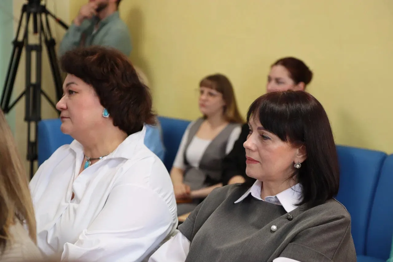 Как связаны производительность труда и удовлетворённость жителей? 🏫  Напрямую! И наша работа в Холмс