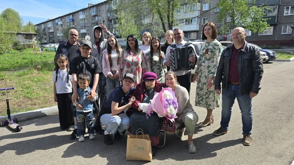 В День Победы фронтовая бригада ДШИ № 58 и 48 поздравила ветерана Великой Отечественной...